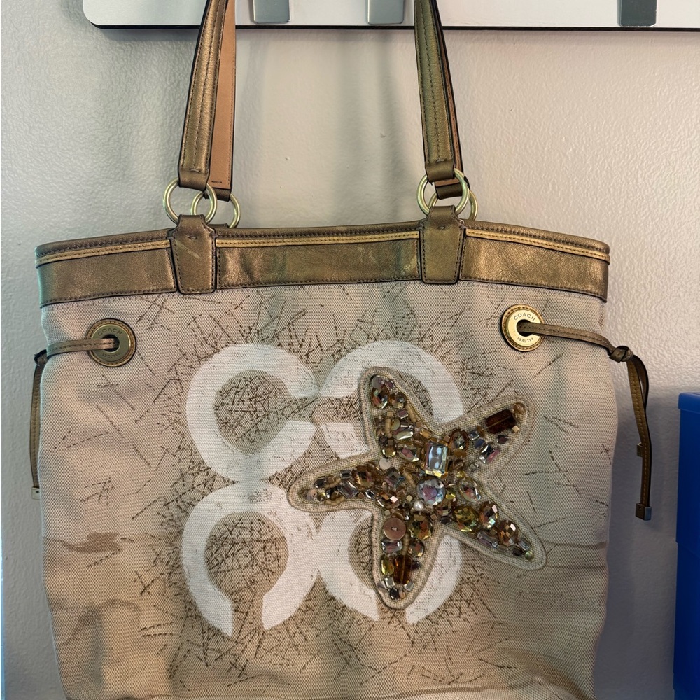 Chic Starfish Embellished Tote Bag in Gold and Cream